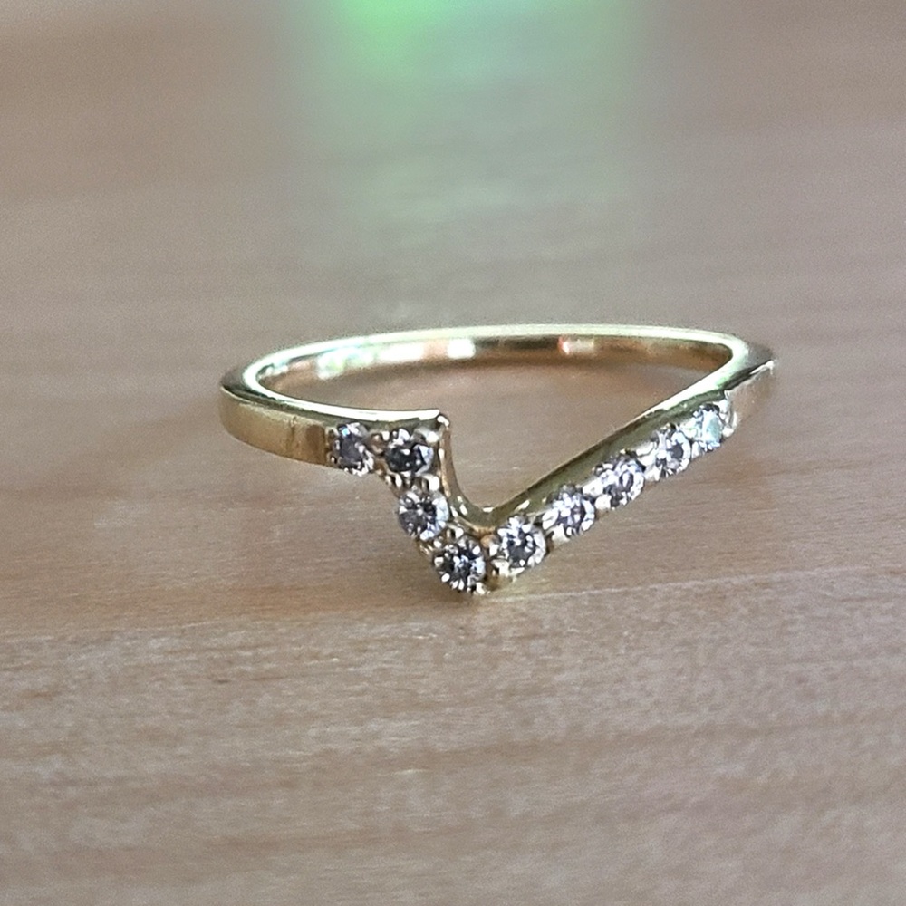Chevron 14k gold with round diamonds